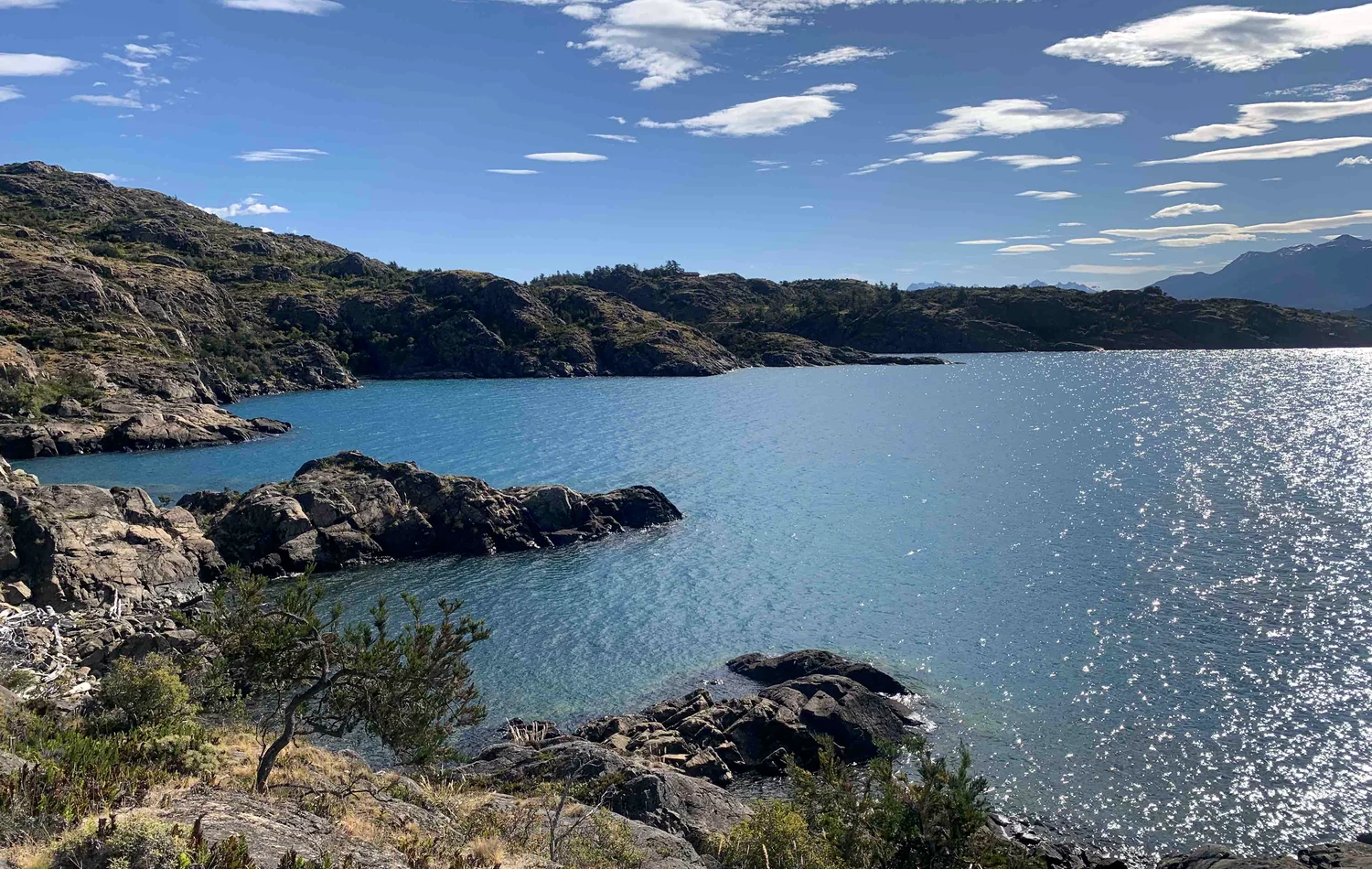 Luz sobre el lago y las montañas