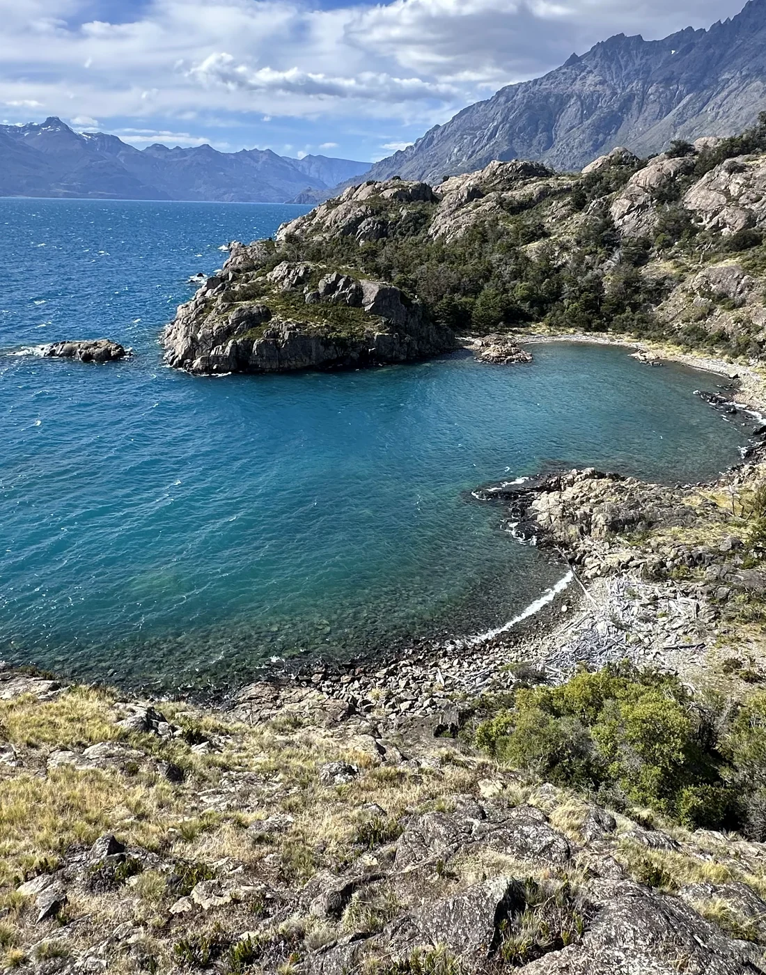 Vista vertical de la costa y el lago