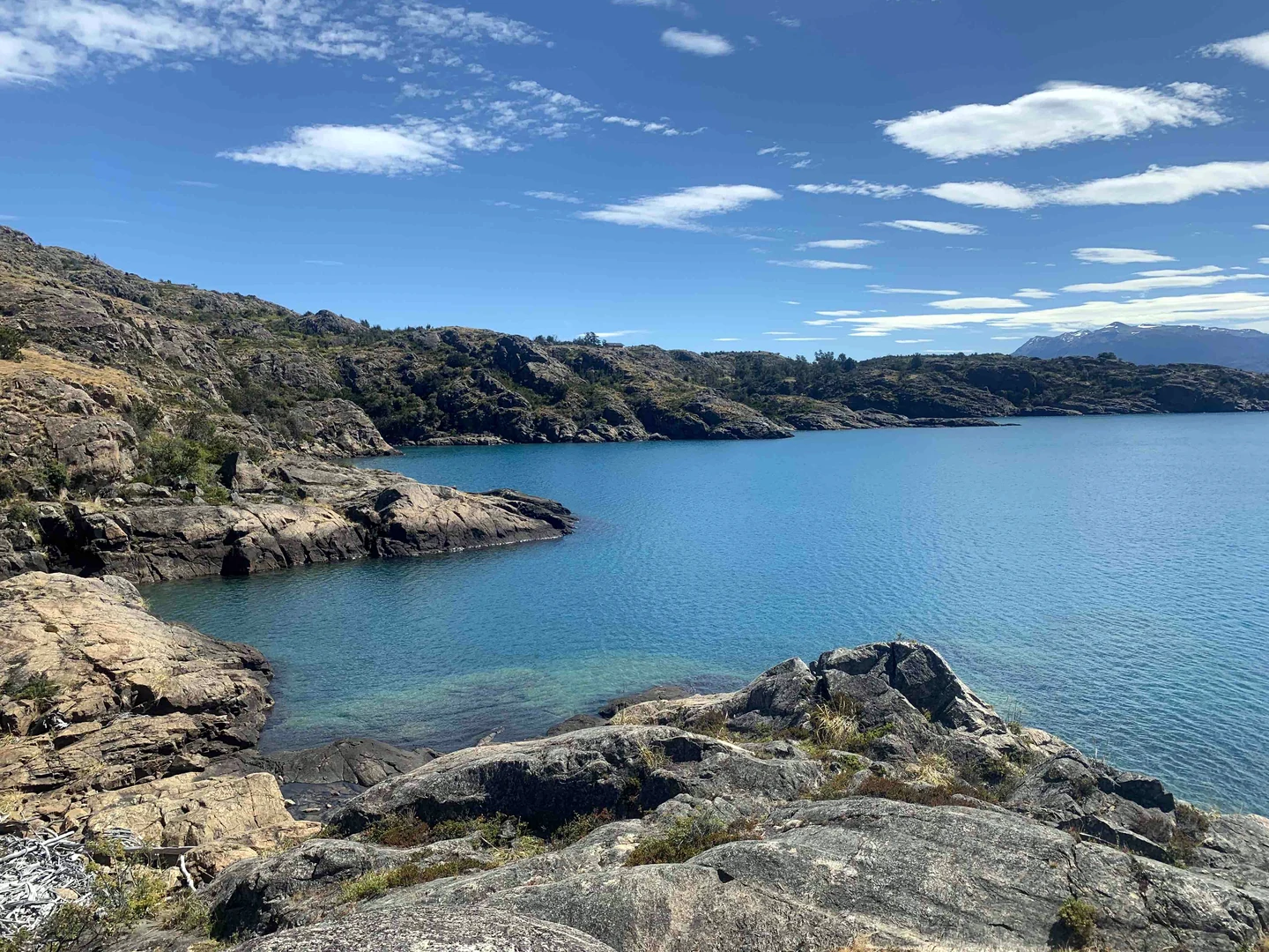 Vista de una bahía del lago General Carrera desde el proyecto